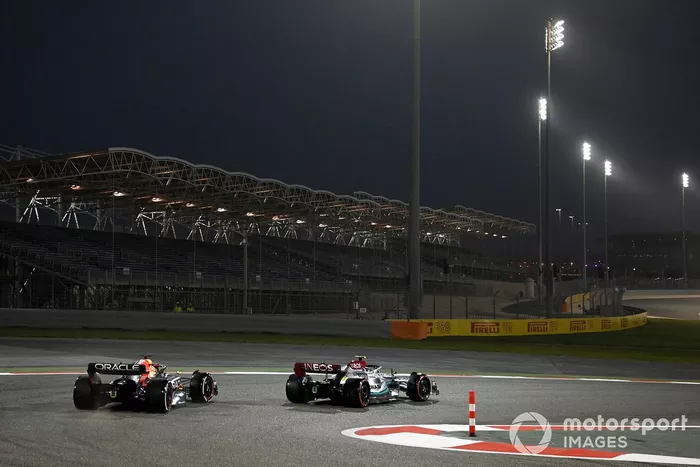 Lewis Hamilton, Mercedes W13, Max Verstappen, Red Bull Racing RB18