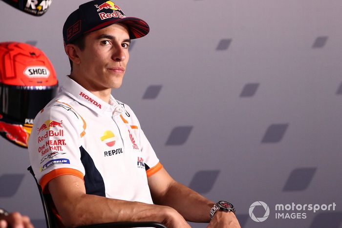 Marc Márquez, Repsol Honda Team, estira el brazo