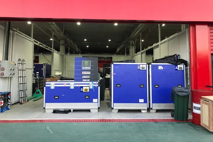 Trabajos en el garaje de Yamaha Factory Racing