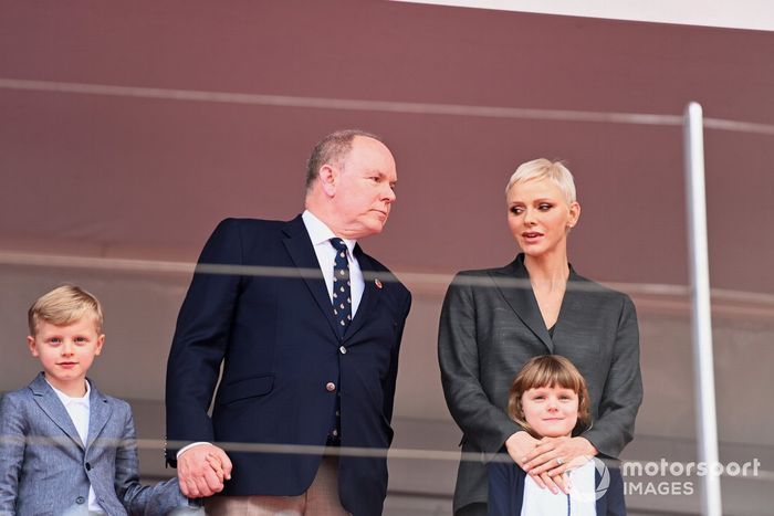 La princesa Alberto II y la princesa Charlene de Mónaco en el podio