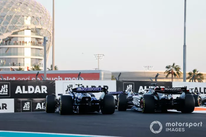Logan Sargeant, Williams FW45, lucha con Kevin Magnussen, Haas VF-23, en la salida