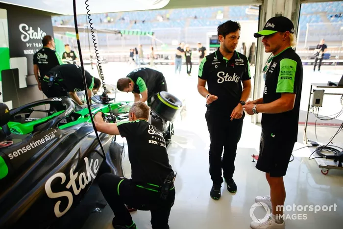 Valtteri Bottas, Stake F1 Team Kick Sauber, s'entretient avec Alex Chan, Race Engineer, dans le garage de l'équipe.