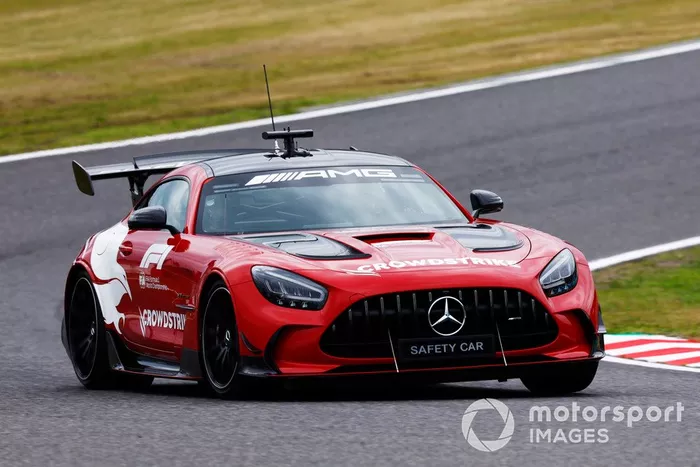 La voiture de sécurité Mercedes AMG en piste