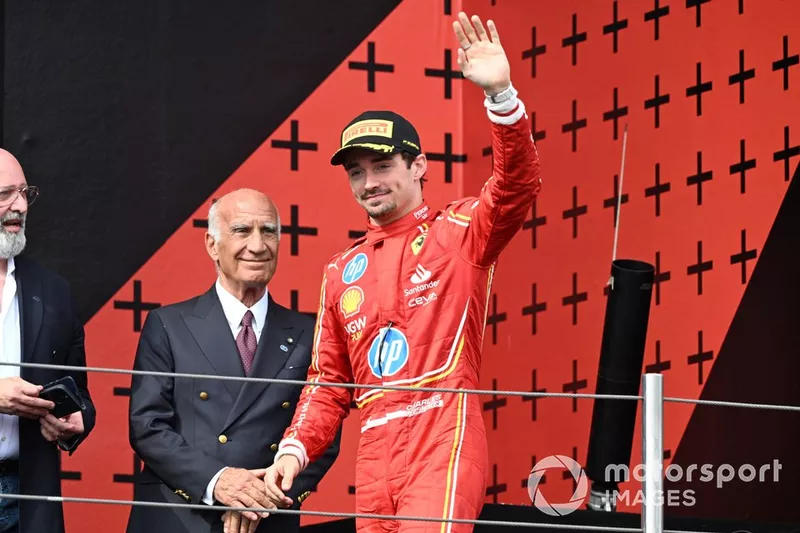 Charles Leclerc, Scuderia Ferrari, 3ème position, fête le podium 