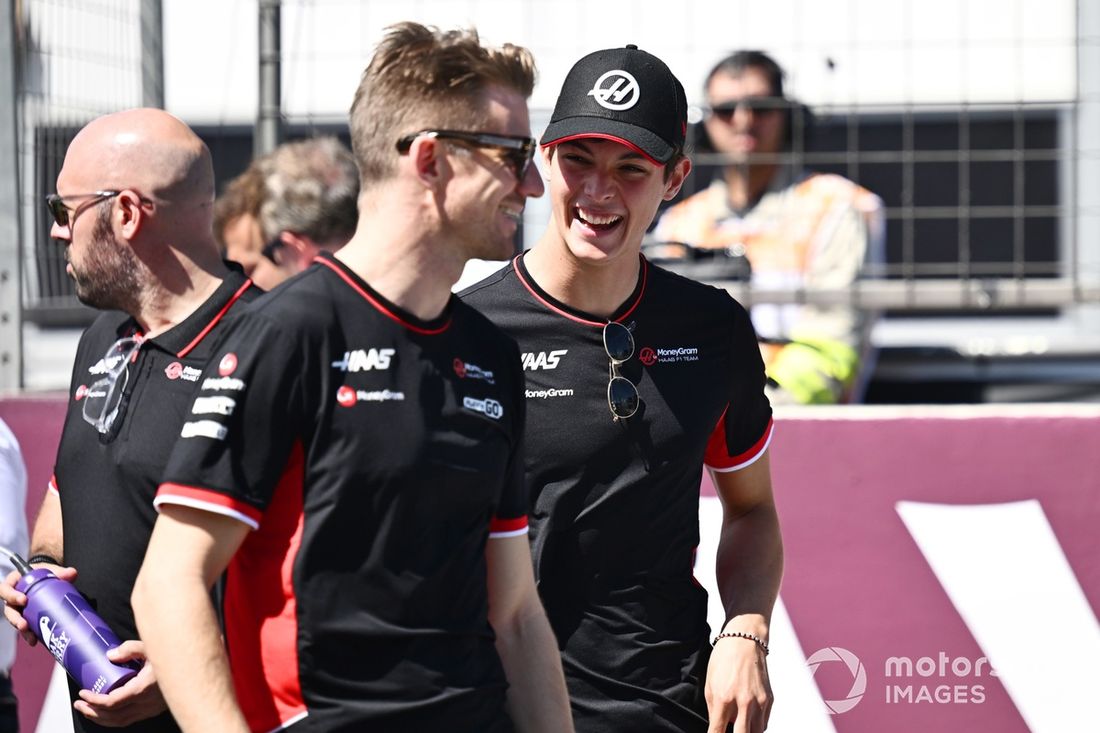 Nico Hulkenberg, Haas F1 Team, rozmawia z Oliverem Bearmanem, Haas F1 Team