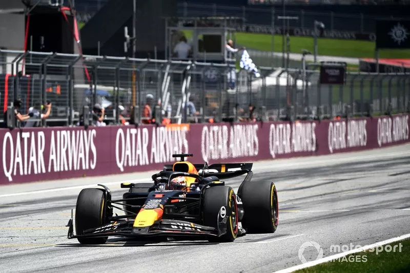 Max Verstappen, Red Bull Racing RB20, 1ère position, prend le drapeau à damier