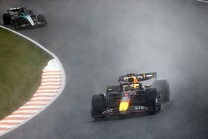 Max Verstappen, Red Bull Racing RB20, George Russell, Mercedes F1 W15 