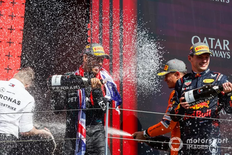 Peter Bonnington, Senior Race Engineer, Mercedes-AMG F1 Team, Lewis Hamilton, Mercedes-AMG F1 Team, 1ère position, Lando Norris, McLaren F1 Team, 3ème position, Max Verstappen, Red Bull Racing, 2ème position, spray Champagne sur le podium.