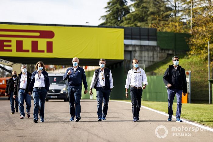 Michael Masi, Director de Carrera de la FIA, Emanuele Pirro, Piloto de la FIA, y otros miembros de la FIA caminan por el circuito