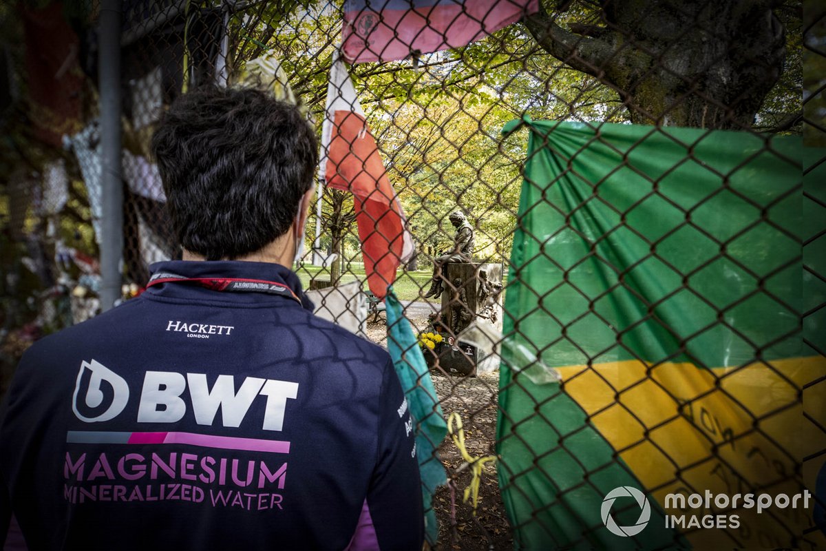 Sergio Pérez, Racing Point, visita el sitio del accidente de Ayrton Senna en 1994