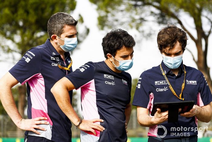 Sergio Pérez, Racing Point, recorre la pista con compañeros