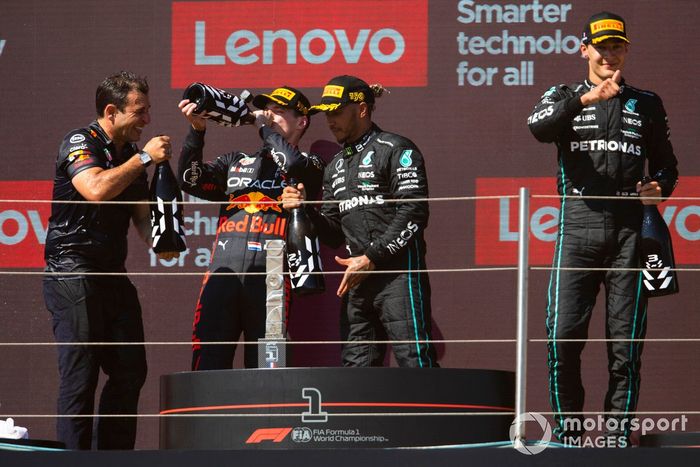 Podio: segundo lugar Lewis Hamilton, Mercedes-AMG, ganador Max Verstappen, Red Bull Racing, tercer lugar George Russell, Mercedes-AMG 