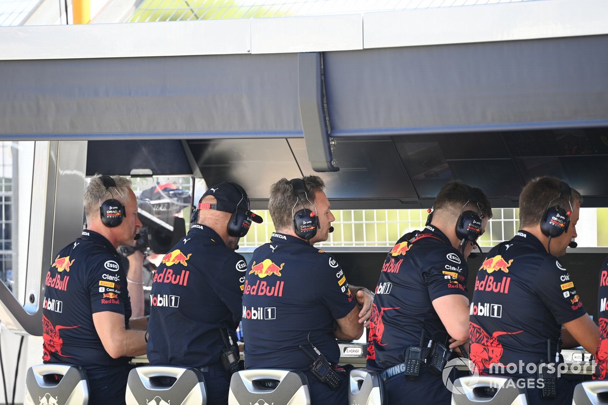 Il muretto della Red Bull potrà diversificare la strategia di gara con i due piloti per attaccare Leclerc