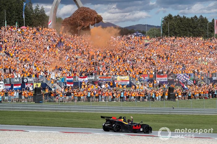 Max Verstappen, Red Bull Racing, 1ª posición, desfila en un KTM X-Bow tras ganar la carrera Sprint