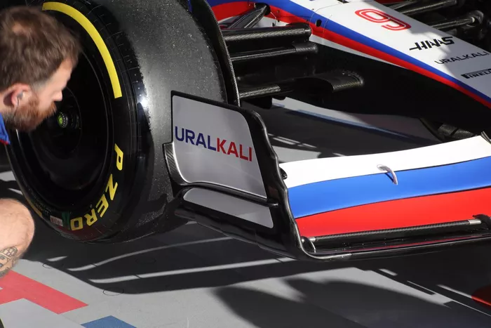 Detalle del endplate en el alerón delantero del Haas VF-22