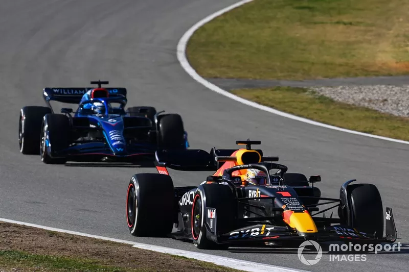 Max Verstappen, Red Bull Racing RB18, Nicholas Latifi, Williams FW44