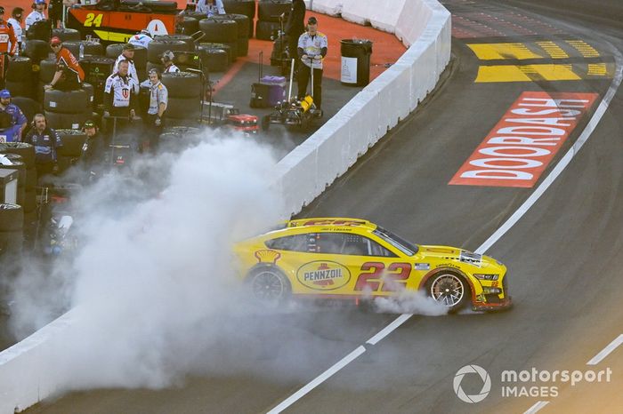 Joey Logano, Equipo Penske, Ford Mustang Shell Pennzoil celebra su victoria en la carrera