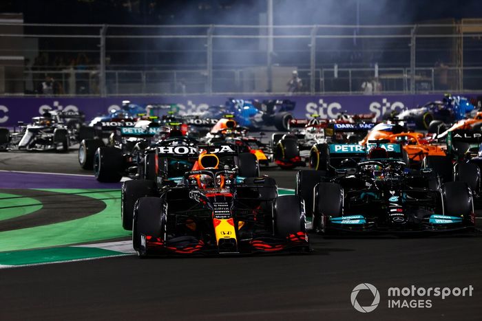 Max Verstappen, Red Bull Racing RB16B, lucha con Lewis Hamilton, Mercedes W12, en la reanudación