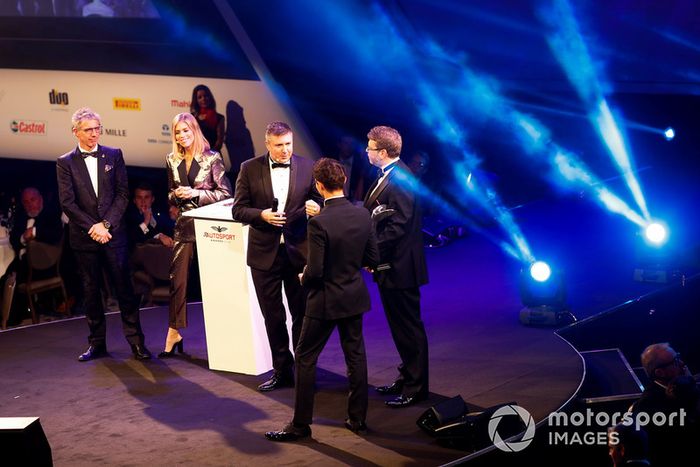 El piloto de McLaren F1, Lando Norris, y el piloto de BTCC, Jason Plato, entregan el premio McLaren Autosport BRDC Award.