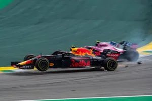 Max Verstappen, Red Bull Racing RB14 en Esteban Ocon, Racing Point Force India VJM11 