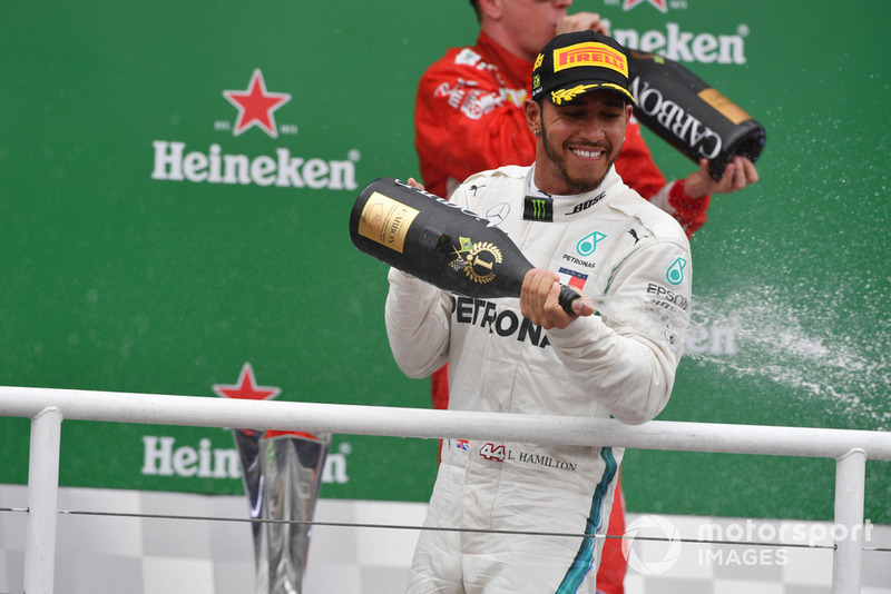 Il vincitore della gara Lewis Hamilton, Mercedes AMG F1, festeggia sul podio con lo champagne
