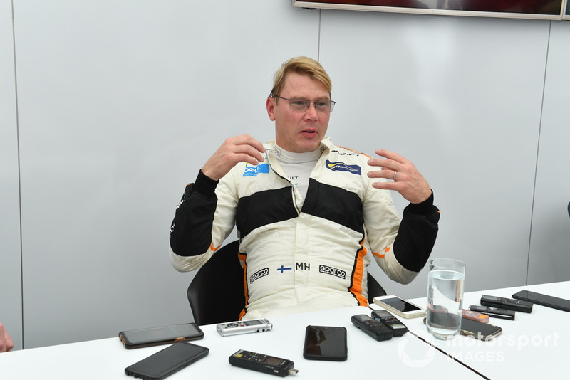 Mika Hakkinen avec les médias lors des Legends F1 30th Anniversary Lap Demonstration