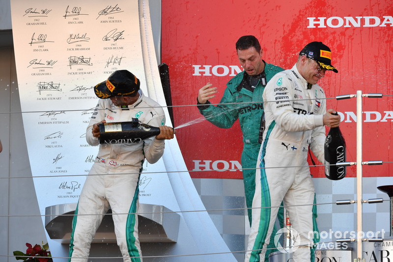 Lewis Hamilton, Mercedes AMG F1, Matt Deane y Valtteri Bottas, Mercedes AMG F1