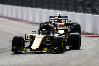 Nico Hulkenberg, Renault Sport F1 Team R.S. 18, leads Max Verstappen, Red Bull Racing RB14