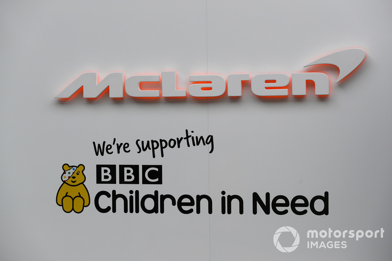 Insegna McLaren in supporto della campagna di beneficenza BBC Children in Need