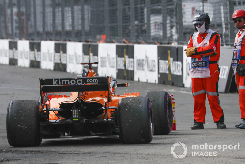 Фернандо Алонсо, McLaren MCL33, зупинився на трасі