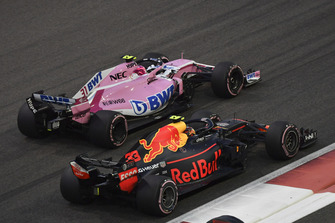 Esteban Ocon, Racing Point Force India VJM11 en Max Verstappen, Red Bull Racing RB14