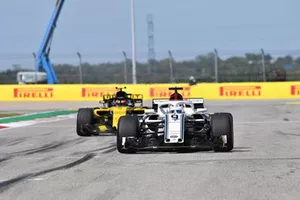 Marcus Ericsson, Sauber C37 et Carlos Sainz Jr., Renault Sport F1 Team R.S. 18 