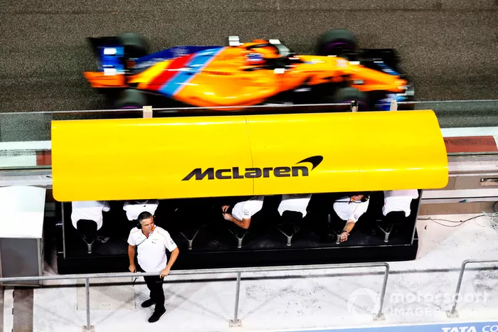 Gil de Ferran, direttore sportivo, McLaren, osserva la pit ane mentre Fernando Alonso, McLaren MCL33, transita in pista