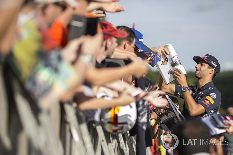 Daniel Ricciardo, Red Bull Racing signs autographs for the fans