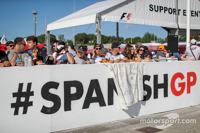 Aficionados esperan el paso de los protagonistas