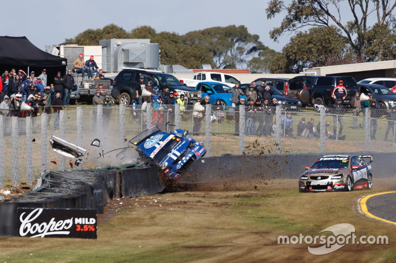 Choque de Todd Hazelwood, Brad Jones Racing