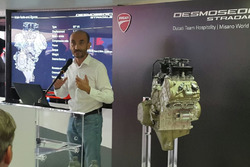 L'A.D. Ducati Claudio Domenicali con il V4 della Desmosedici Stradale