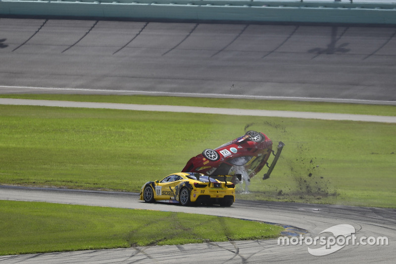 #124 Ferrari of Long Island Ferrari 488 Challenge: Jerome Jacalone, crash