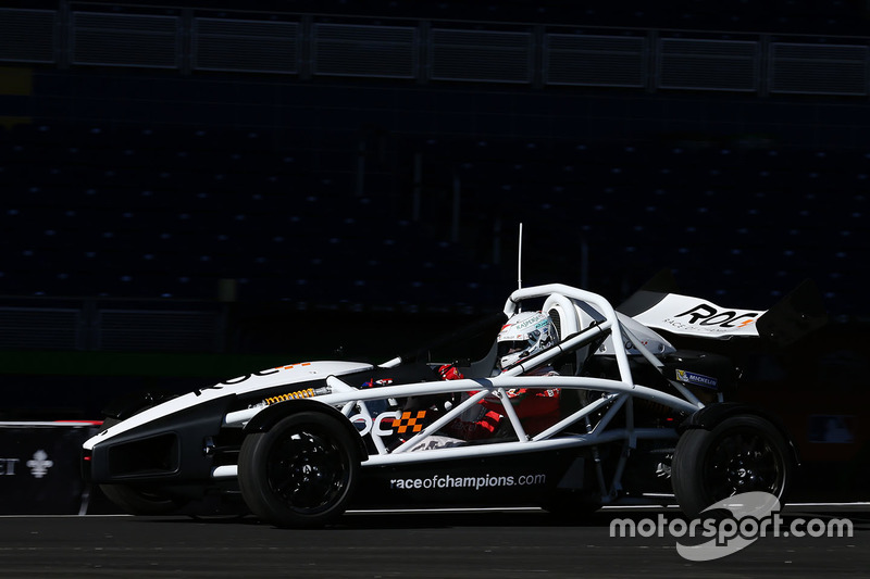 Sebastian Vettel maneja el Ariel Atom Cup