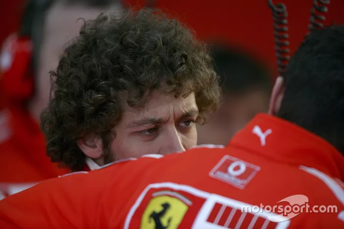 Valentino Rossi testa para Ferrari
