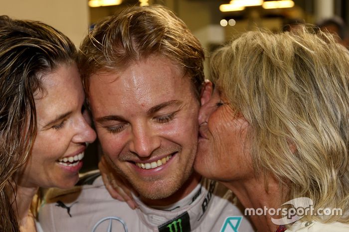 Nico Rosberg, de Mercedes AMG F1 celebra su campeonato del mundo con esposa Vivian Rosberg y madre Sina Rosberg