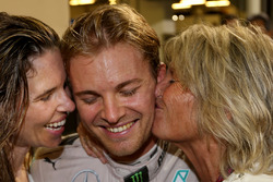 Nico Rosberg, Mercedes AMG F1 feiert seinen WM-Titel mit seiner Frau Vivian Rosberg und der Mutter Sina Rosberg