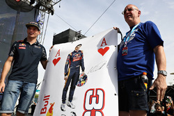 Max Verstappen, Red Bull Racing avec un fan