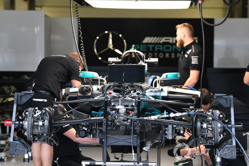 Une Mercedes-Benz F1 W08 dans le garage