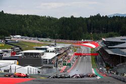 Bodywork flies as an accident involving Daniil Kvyat, Scuderia Scuderia Toro Rosso STR12, Fernando Alonso, McLaren MCL32, Max Verstappen, Red Bull Racing RB13, unfolds at the start