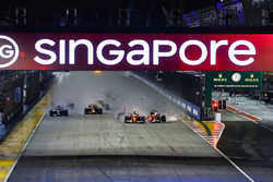 Sebastian Vettel, Ferrari SF70H, Max Verstappen, Red Bull Racing RB13, Kimi Raikkonen, Ferrari SF70H, raken elkaar bij de start