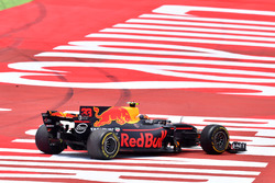 Max Verstappen, Red Bull Racing RB13, damage on lap one