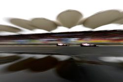 Sergio Perez, Force India VJM10, delante de Esteban Ocon, Force India VJM10