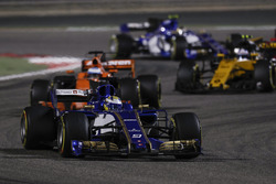 Marcus Ericsson, Sauber C36, Fernando Alonso, McLaren MCL32, Jolyon Palmer, Renault Sport F1 Team RS17