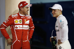 Ganador de la pole Valtteri Bottas, Mercedes AMG, tercer lugar Sebastian Vettel, Ferrari